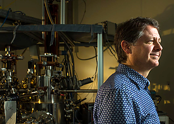 Professor Robert Wolkow standing with scientific research equipment  | © Photo credit: John Ulan, University of Alberta