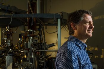 Professor Robert Wolkow standing with scientific research equipment  | © Photo credit: John Ulan, University of Alberta