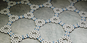 Kagome graphene is characterized by a regular lattice of hexagons and triangles. It behaves as a semiconductor and may also have unusual electrical properties. | © R. Pawlak, Department of Physics, University of Basel 