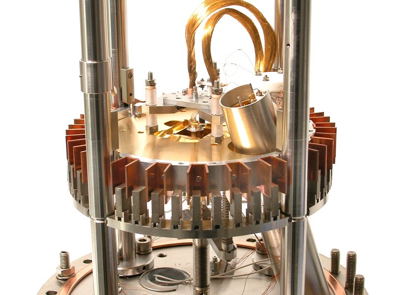 The VT SPM with eddy current damping stage and LHe flow cryostat | © Scienta Omicron 